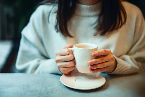 Giovane Donna Maglione Caldo Possesso Una Tazza Caffè Piallatura Obiettivi — Foto Stock