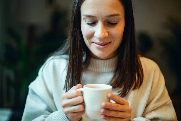 Giovane Donna Maglione Caldo Possesso Una Tazza Caffè Piallatura Obiettivi — Foto Stock