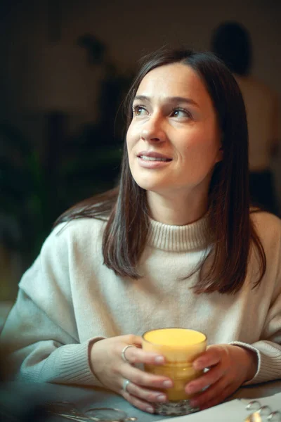 Mujer Joven Caucásica Suéter Caliente Está Sonriendo Sosteniendo Vaso Leche —  Fotos de Stock