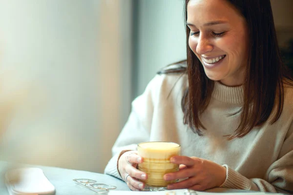 Giovane Donna Caucasica Maglione Caldo Sta Sorridendo Tenendo Bicchiere Latte — Foto Stock