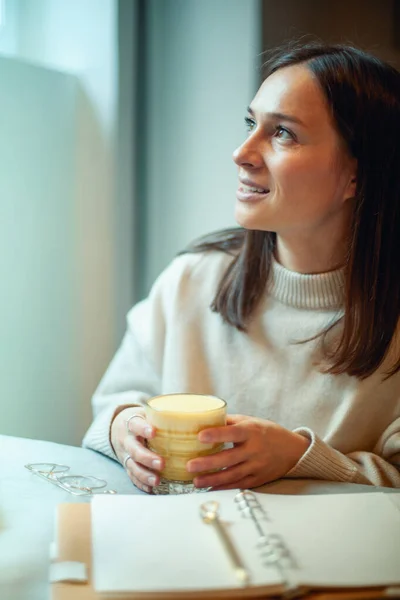 Mujer Joven Caucásica Suéter Caliente Está Sonriendo Sosteniendo Vaso Leche —  Fotos de Stock