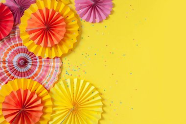 Parti ya da tatil için kağıt dekorasyonu. Yuvarlak, parlak ve renkli doğum günü çelenkleri. Dekoratif kağıt roketleri.