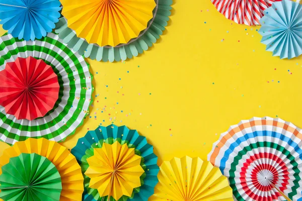Бумажный Декор Вечеринки Праздника Круглые Яркие Красочные Гирлянды Бумажные Розетки — стоковое фото