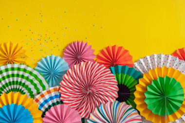 Parti, yeni yıl, bekarlığa veda, doğum günü ya da karnaval için kağıt süslemeler ve çelenkler. Parlak, yuvarlak ve çok renkli kolyeler..