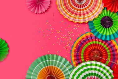 Parti, yeni yıl, bekarlığa veda, doğum günü ya da karnaval için kağıt süslemeler ve çelenkler. Parlak, yuvarlak ve çok renkli kolyeler..