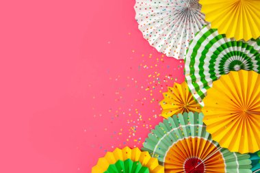 Parti, yeni yıl, bekarlığa veda, doğum günü ya da karnaval için kağıt süslemeler ve çelenkler. Parlak, yuvarlak ve çok renkli kolyeler..