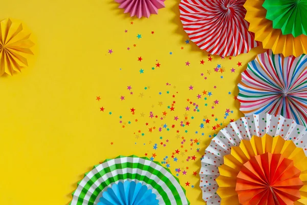 パーティー 独身者 誕生日やカーニバルのための紙の装飾やガーランド 明るく丸みを帯びた多色のロゼット — ストック写真