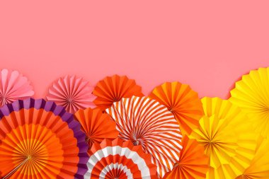 Parti, yeni yıl, bekarlığa veda, doğum günü ya da karnaval için kağıt süslemeler ve çelenkler. Parlak, yuvarlak ve çok renkli kolyeler..