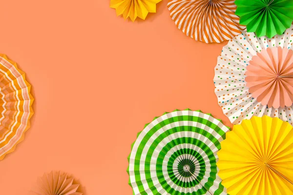 生日或狂欢节的纸制装饰品和花环 色彩艳丽 色彩斑斓的花环 — 图库照片