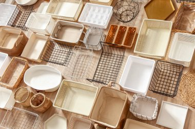 Marie Kondo 'nun depolama kutularının, konteynırların ve sepetlerin farklı boyutlarda ve şekillerde olduğu gardırobu düzenlemek için. KonMari yöntem düzenleyici kutular seti. Dolap düzenleme kavramı.