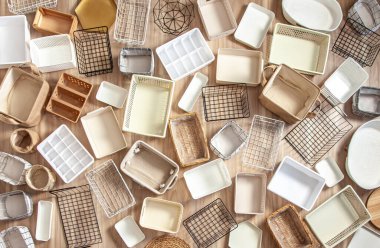 Marie Kondo 'nun depolama kutularının, konteynırların ve sepetlerin farklı boyutlarda ve şekillerde olduğu gardırobu düzenlemek için. KonMari yöntem düzenleyici kutular seti. Dolap düzenleme kavramı.