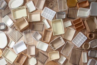 Marie Kondo 'nun depolama kutularının, konteynırların ve sepetlerin farklı boyutlarda ve şekillerde olduğu gardırobu düzenlemek için. KonMari yöntem düzenleyici kutular seti. Dolap düzenleme kavramı.