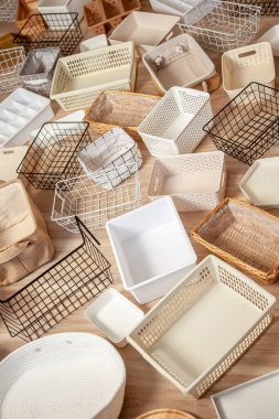 Marie Kondo 'nun depolama kutularının, konteynırların ve sepetlerin farklı boyutlarda ve şekillerde olduğu gardırobu düzenlemek için. KonMari yöntem düzenleyici kutular seti. Dolap düzenleme kavramı.