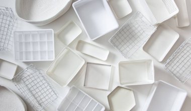 Marie Kondo 'nun beyaz depolama kutularının, konteynırların ve sepetlerin farklı boyutlarda ve şekillerde dolabını düzenlemek için kullanılıyordu. KonMari yöntem düzenleyici kutular seti. Dolap düzenleme kavramı.