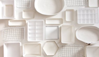 Marie Kondo 'nun beyaz depolama kutularının, konteynırların ve sepetlerin farklı boyutlarda ve şekillerde dolabını düzenlemek için kullanılıyordu. KonMari yöntem düzenleyici kutular seti. Dolap düzenleme kavramı.
