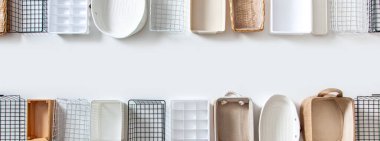 Boş dolap organizasyon kutularının ve farklı şekillerde çelik tel sepetlerin beyaz mermer masaya yerleştirilmiş fotokopi alanının üst görüntüsü. Marie Kondos elbise ve çekmece depolama kutuları. 