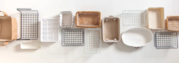 不同形状的空壁橱组织盒和钢丝筐顶部视图 放置在带有复制空间的白色大理石桌子上 Marie Kondos Hikidashi箱子 用于整理衣服和抽屉储存 — 图库照片