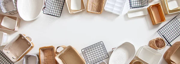 不同形状的空壁橱组织盒和钢丝筐顶部视图 放置在带有复制空间的白色大理石桌子上 孔多斯用于整理衣服和抽屉储存的盒子 — 图库照片