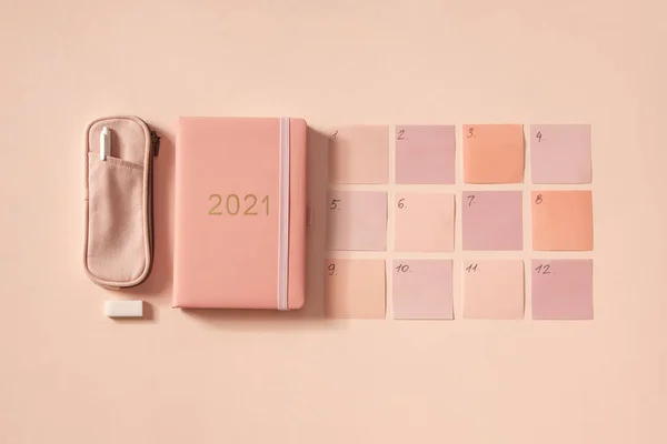 2021 색깔이 끈적끈적 펜으로 배경을 메모지가 새해를 목표를 세우고 세우는 — 스톡 사진