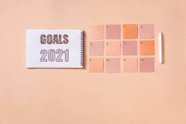 Flat Lay Notepad Words Goals 2021 Colorful Sticky Notes Clock — Stock Photo, Image