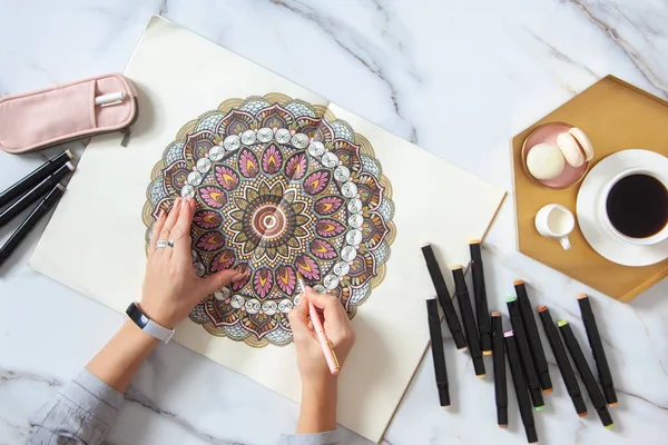 Mulher Desenho Coloração Mandala Caderno Esboços Com Marcadores Coloridos Tomar — Fotografia de Stock
