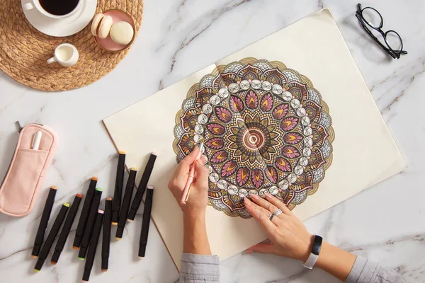 Mujer Dibujo Mandala Para Colorear Cuaderno Bocetos Con Marcadores Colores — Foto de Stock