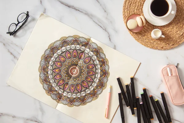 Mulher Desenho Coloração Mandala Caderno Esboços Com Marcadores Coloridos Tomar — Fotografia de Stock