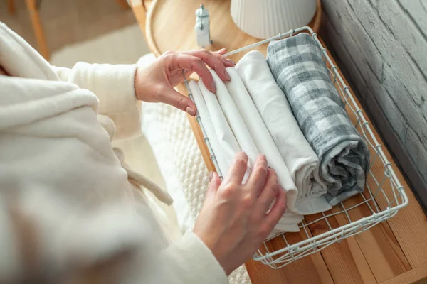 Glada Unga Vackra Kvinna Håller Behållare Med Saker Våren Rengöring — Stockfoto