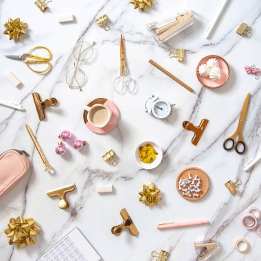 Noel süslemeleri, ofis kağıtları, çalar saat ve beyaz mermer arka planda lokumlu kahve ile düz bir kompozisyon. Yeni Yıl 2021 ve Noel tatili hazırlık konsepti