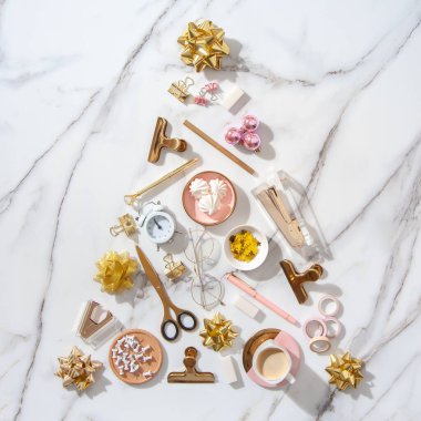 Ofis kırtasiyesinden, alarm saatinden, Noel dekorasyonundan ve beyaz mermer zemin üzerinde fotokopi alanı olan marşmelovlu kahveden oluşan yaratıcı Noel ağacı şeklinin en üst görüntüsü. Bayram kutlamaları