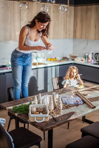 Mujer Joven Pie Silla Haciendo Fotos Vista Superior Composición Navidad — Foto de Stock