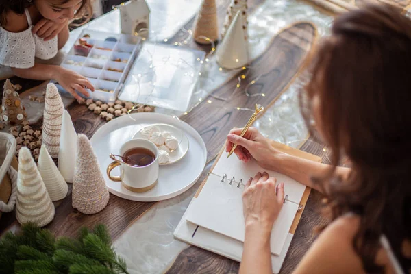 Mujer Joven Bebiendo Escribiendo Planes Objetivos Para Año Nuevo 2021 — Foto de Stock