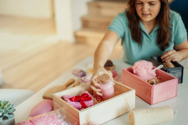 Woman Preparing Pink Colored Heart Shaped Gift Boxes Organic Natural — Stock Photo, Image