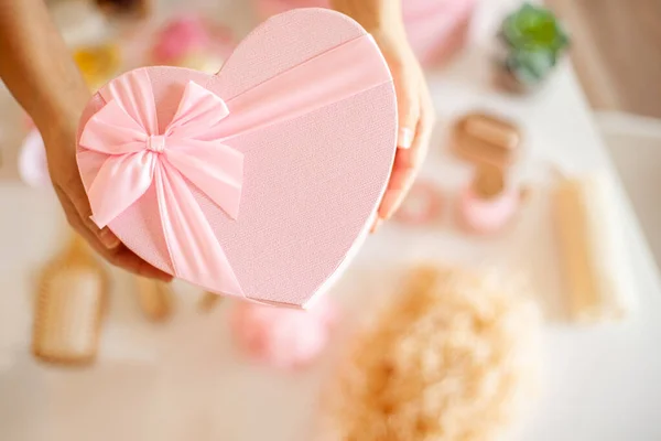 Női Kéz Tartó Rózsaszín Szív Alakú Ajándékdobozok Fürdő Testápolási Termékek — Stock Fotó