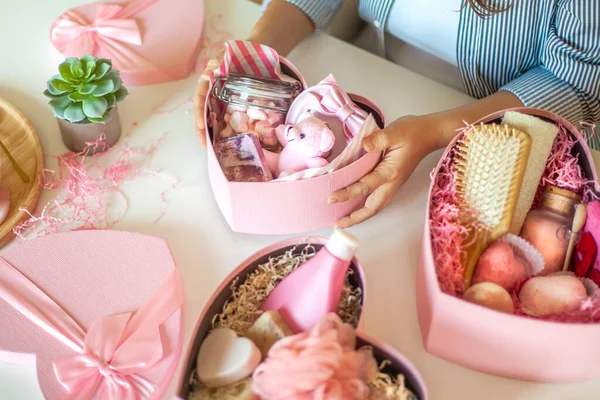 为妇女 母亲或情人节准备粉色心形礼品盒 并配以有机天然护身化妆品和棉花糖 伴娘礼品盒的想法 — 图库照片