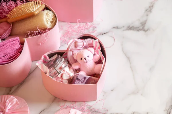 粉红彩色心形礼品盒顶部 配有自制洗浴用品 棉花糖和白色大理石背景的女性护肤化妆品 圣诞慈善礼品的概念 — 图库照片