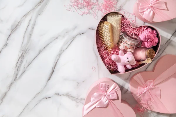 Top Kilátás Rózsaszín Színű Szív Alakú Ajándékdobozok Házi Készítésű Fürdő — Stock Fotó