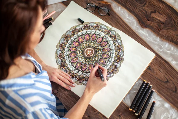 Mulher Muito Jovem Colorir Mandala Com Marcadores Coloridos Álbum Com — Fotografia de Stock