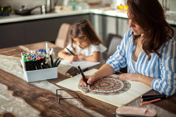 Mãe Filha Estão Fazendo Pintura Zen Juntos Sua Casa Cozinha — Fotografia de Stock