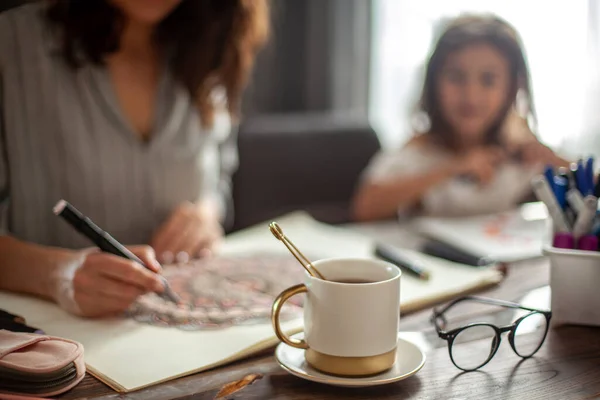 Mãe Filha Estão Fazendo Pintura Zen Juntos Sua Casa Cozinha — Fotografia de Stock