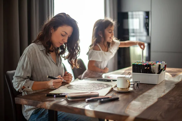 Mãe Filha Estão Fazendo Pintura Zen Juntos Sua Casa Cozinha — Fotografia de Stock