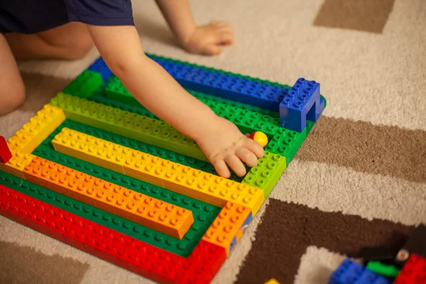 一个3岁的孩子用构造函数做了一个漂亮的彩色迷宫 男孩玩一个小球 儿童发展 — 图库照片