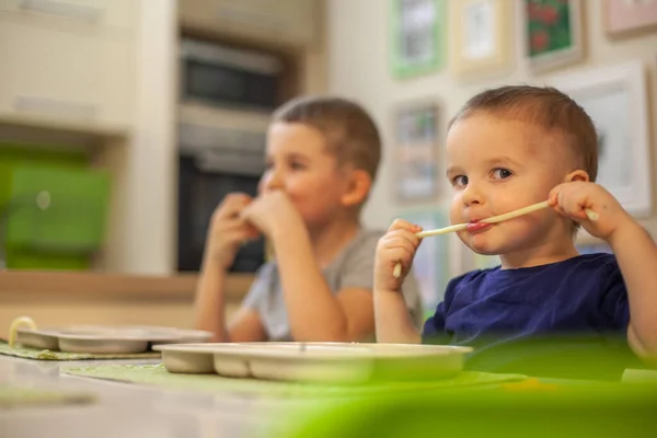 Two Boys Eat Pasta Cucumber Sweet Bell Pepper Home Kitchen — Stock Photo, Image