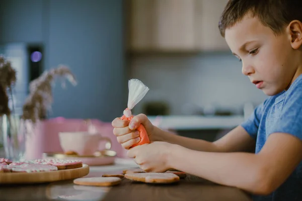 Piccolo Ragazzo Carino Decora Cuore Pan Zenzero Forma Glassa Zucchero — Foto Stock