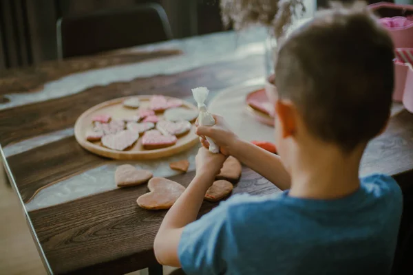 Piccolo Ragazzo Carino Decora Cuore Pan Zenzero Forma Glassa Zucchero — Foto Stock