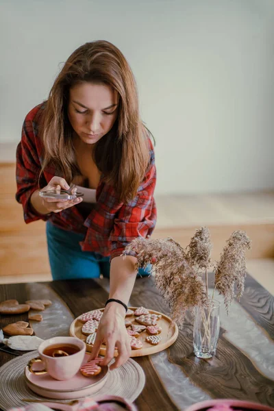 Chico Está Preparando Una Sorpresa Para Madre Decora Las Galletas — Foto de Stock