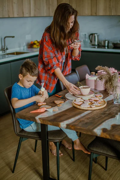 Boy Preparing Surprise His Mother Decorates Cookies Shape Heart Pink — Stock Photo, Image