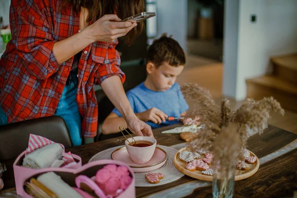 Boy Preparing Surprise His Mother Decorates Cookies Shape Heart Pink — Stock Photo, Image