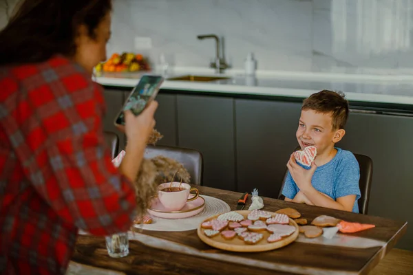 Boy Preparing Surprise His Mother Decorates Cookies Shape Heart Pink — Stock Photo, Image