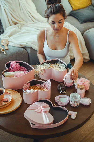 Mujer Hermosa Joven Abre Cajas Regalo Forma Corazón Color Rosa — Foto de Stock